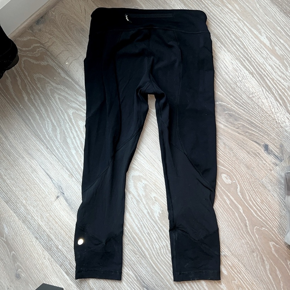Lululemon 3/4 Capri Leggings with Cute Ankle Detail and Side pockets